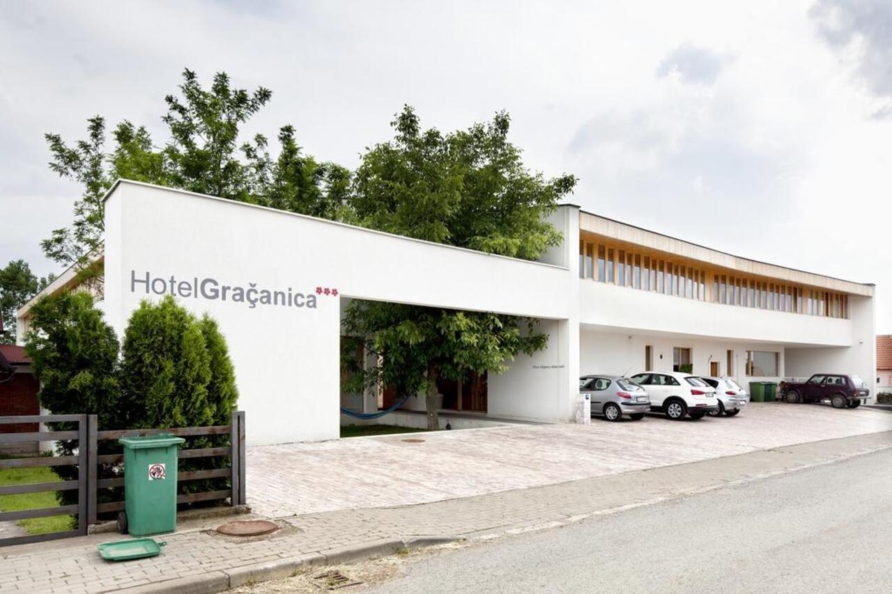 Hotel Gracanica Extérieur photo